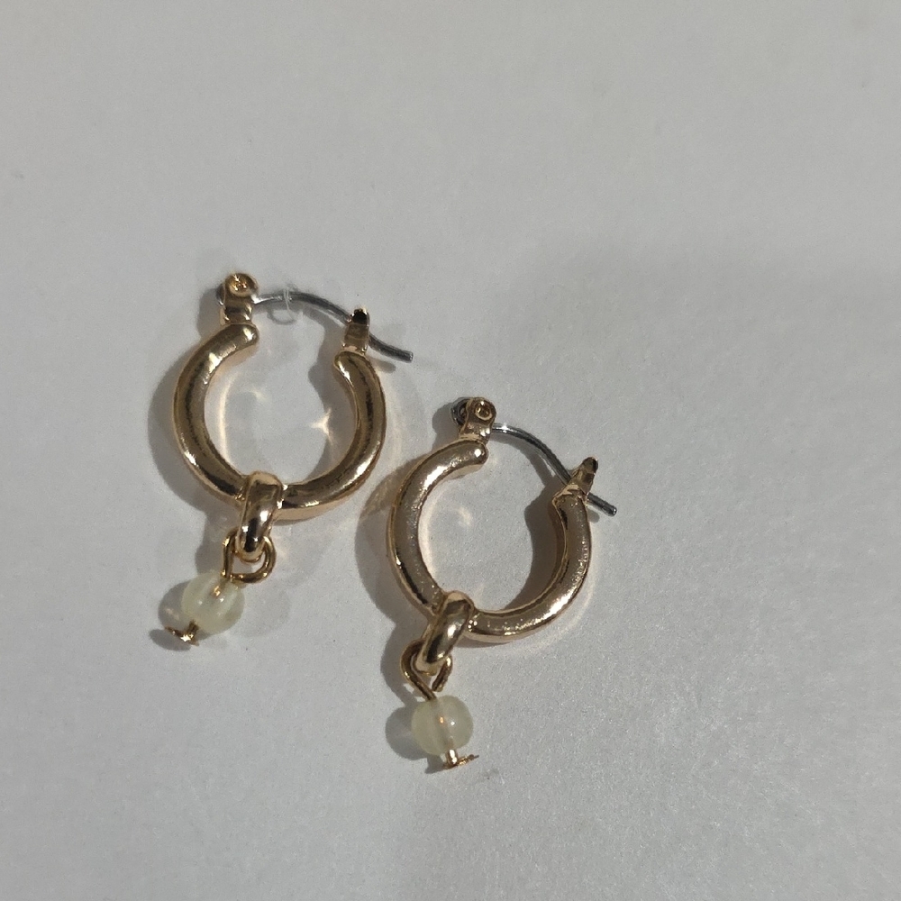 Gold Hoop Earrings with Cream Bead – Elegant Minimalist Jewelry for Women - Picture 4 of 10
